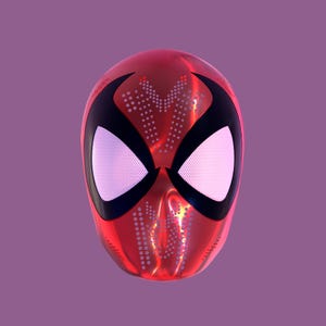 Puede incluir: Una máscara roja de Spider-Man con contornos de ojos negros y lentes de malla blanca. La máscara tiene una superficie reflectante y un patrón de pequeños puntos blancos. El fondo es de color morado liso.