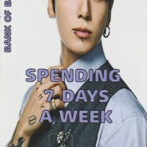 以下が含まれることがあります： 紫色のフォントで「SPENDING 7 DAYS A WEEK」というテキストが入ったプロモーションカード。カードには、水色のシャツの上に灰色のベストを着た人物が写っています。「BANK OF BANGTAN」の文字が左側に縦書きで印刷されています。