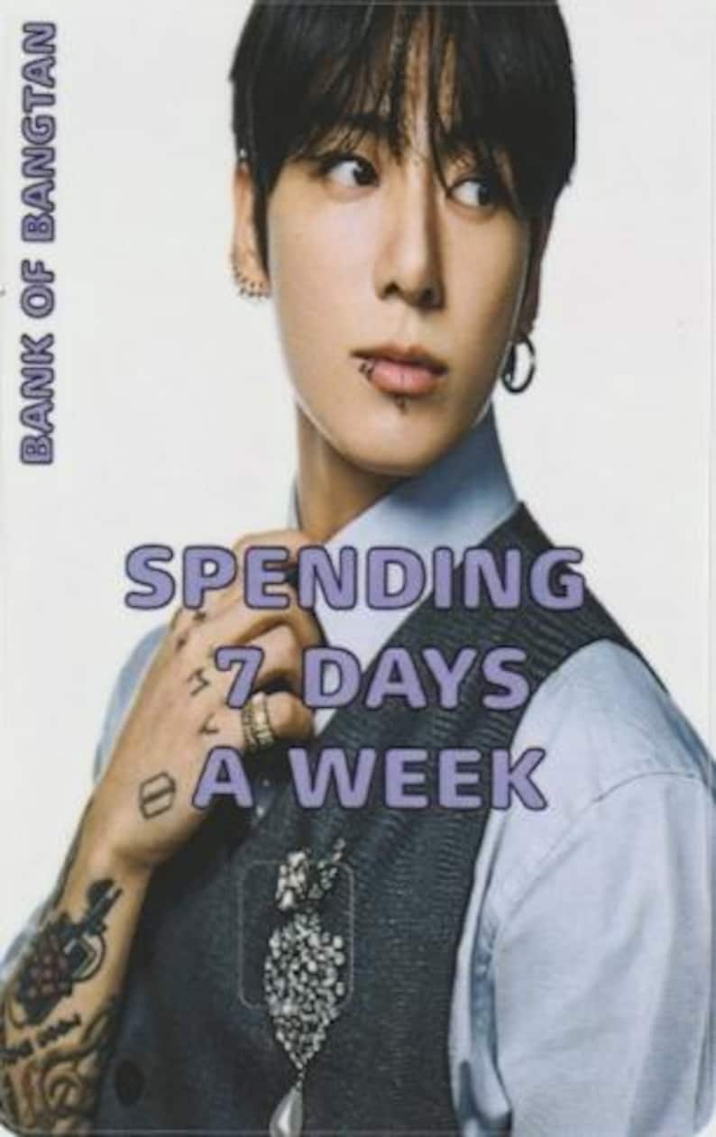 以下が含まれることがあります： 紫色のフォントで「SPENDING 7 DAYS A WEEK」というテキストが入ったプロモーションカード。カードには、水色のシャツの上に灰色のベストを着た人物が写っています。「BANK OF BANGTAN」の文字が左側に縦書きで印刷されています。