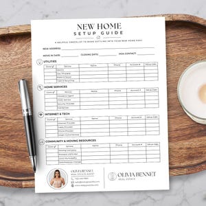 Może przedstawiać: Biały dokument papierowy zatytułowany New Home Setup Guide z sekcjami dotyczącymi mediów, usług domowych, internetu i zasobów społecznościowych. Strona zawiera czarny długopis, okrągłe zdjęcie osoby oraz tekst Olivia Bennet Real Estate.