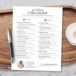 Könnte beinhalten: Eine weiße Checkliste für Immobilienangebote mit schwarzem Text, die Abschnitte zur Vorbereitung von Innen- und Außenbereichen enthält. Ein schwarz-silberner Stift liegt links auf dem Papier, rechts steht eine brennende Kerze.