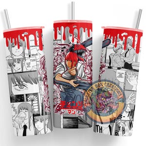 Può includere: Tre bicchieri in acciaio inossidabile con un design a vernice rossa gocciolante sulla parte superiore. Ogni bicchiere presenta un'illustrazione in stile manga con un personaggio centrale che tiene una motosega. I bicchieri hanno una cannuccia d'argento.