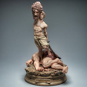 Könnte beinhalten: Eine detaillierte Skulptur von David, der über dem besiegten Goliath steht und einen abgetrennten Kopf in die Höhe hält. Die Figur trägt ein helles Tuch um die Taille und hält ein Schwert. Der Sockel hat eine Plakette mit dem Namen DAVID.