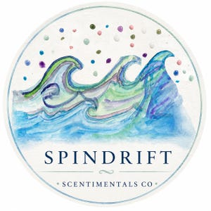 Könnte beinhalten: Ein rundes Aquarelldesign mit Meereswellen in Blau-, Grün- und Lilatönen. Das Wort "SPINDRIFT" steht mittig unter den Wellen, darunter "SCENTIMENTALS CO.". Bunte Punkte schweben über den Wellen.
