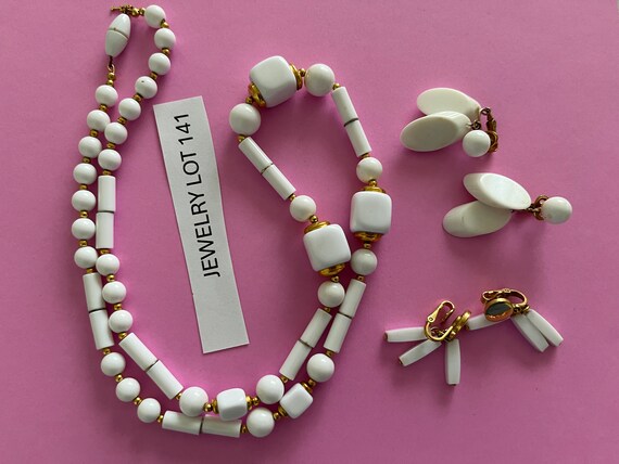 Trifari White and Gold Beaded Necklace and 2 Pair… - image 3
