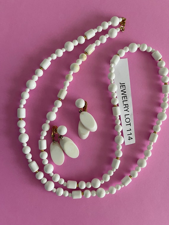 Trifari White and Gold Beaded Necklace and 2 Pair… - image 4