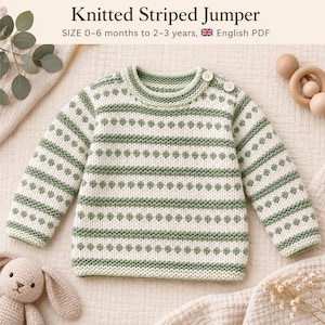 Op de afbeelding: Een gebreide trui met lange mouwen en een horizontaal gestreept patroon in saliegroen en crème. Het kledingstuk heeft een ronde halslijn met twee kleine knoopjes op de linkerschouder. De tekst Knitted Striped Jumper SIZE 0-6 months to 2-3 years is zichtbaar.