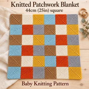Peut inclure: Une couverture en tricot patchwork carrée mesurant 44 cm sur 44 cm. La couverture présente une grille de carrés alternés dans des tons de marron, bleu clair, jaune moutarde, orange, gris et crème, chacun avec un détail de point en diagonale.