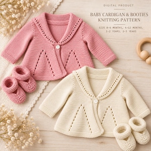 Puede incluir: Un patrón de tejido digital para cárdigan y botines de bebé, con el texto: DIGITAL PRODUCT BABY CARDIGAN & BOOTIES KNITTING PATTERN SIZE 0-6 MONTHS, 6-12 MONTHS, 1-2 YEARS, 2-3 YEARS. Incluye un cárdigan rosa, uno crema y botines a juego.
