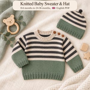 Può includere: Un set in maglia per neonati composto da maglione e berretto con righe orizzontali color crema e grigio scuro, con parte inferiore e polsini in verde salvia. Il maglione presenta un girocollo a coste e tre bottoni marroni sulla spalla.