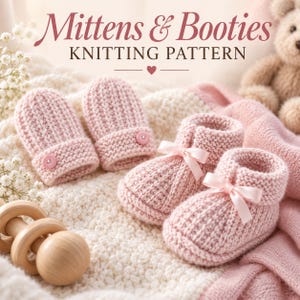 Puede incluir: Un par de manoplas de punto rosa claro con botones pequeños y un par de patucos de punto rosa claro con lazos de cinta de satén. El texto Mittens & Booties KNITTING PATTERN aparece en la parte superior de la imagen sobre los artículos.