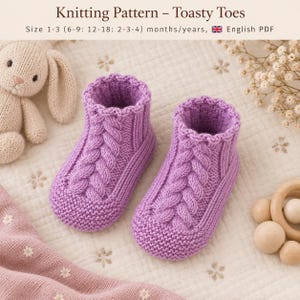 Könnte beinhalten: Ein Paar lavendelfarbene gestrickte Babyschuhe mit einem zentralen Zopfmuster auf der Vorderseite und einer kraus rechts gestrickten Spitze. Der Text oben lautet Knitting Pattern – Toasty Toes, Size 1-3 (6-9: 12-18: 2-3-4) months/years, English PDF.