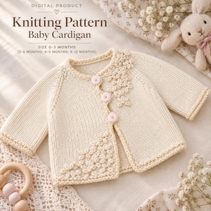 Peut inclure: Un gilet pour bébé en tricot couleur crème avec trois boutons rose clair et des ornements floraux texturés sur le devant. Le texte indique : DIGITAL PRODUCT, Knitting Pattern, Baby Cardigan, SIZE 0-3 MONTHS, 3-6 MONTHS: 6-9 MONTHS: 9-12 MONTHS.