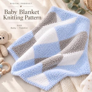 Può includere: Un modello di lavoro a maglia digitale per coperta da neonato con motivo a rombi in azzurro, bianco e grigio. Il testo recita: DIGITAL PRODUCT, Baby Blanket Knitting Pattern, SIZE, Baby - Toddler. La coperta ha una finitura testurizzata.