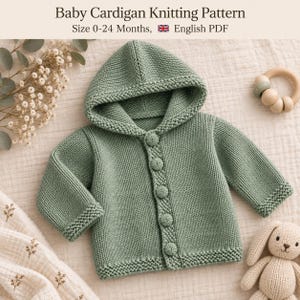 Puede incluir: Un cárdigan de punto para bebé en color verde salvia con capucha, mangas largas y cinco botones redondos a juego en la parte delantera. El texto en la parte superior dice Baby Cardigan Knitting Pattern, Size 0-24 Months, English PDF.