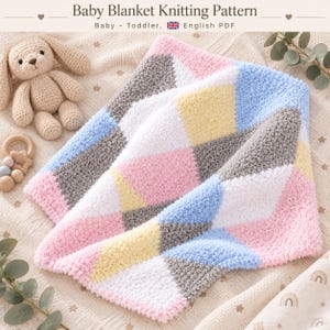Può includere: Un documento digitale intitolato Baby Blanket Knitting Pattern per taglie da neonato e bambino. L'immagine mostra una coperta lavorata a maglia con un motivo geometrico a rombi in rosa, blu, giallo, bianco e grigio pastello, con un coniglio all'uncinetto.