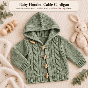 Può includere: Un cardigan in maglia color verde salvia per neonati con cappuccio e quattro bottoni in legno. Il testo in alto recita: Baby Hooded Cable Cardigan, Size 3-6 months, 9-12 months, 18-24 months, English PDF. Il capo presenta un cappuccio e polsini a coste.