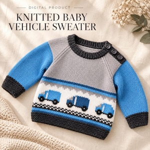 Peut inclure: Un pull pour bébé tricoté avec un torse gris, des manches bleu vif et des poignets ainsi qu'un col côtelés gris foncé. Le pull présente un motif de véhicules bleus le long de l'ourlet inférieur et trois boutons foncés sur l'épaule gauche.