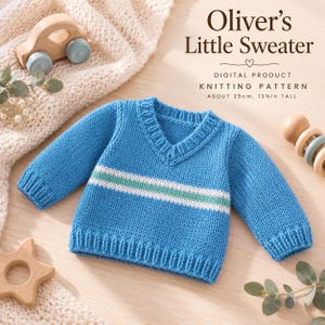 Peut inclure: Un pull en tricot bleu à col en V avec une rayure horizontale blanche et vert clair sur la poitrine. Le texte indique Oliver's Little Sweater, Digital Product, Knitting Pattern, About 35cm, 13 3/4in tall. Le pull possède des manches longues.