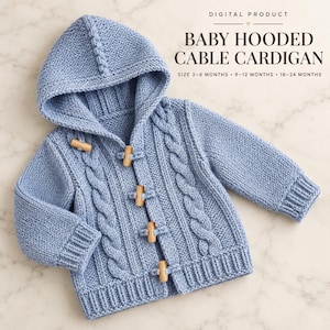 Op de afbeelding: Een lichtblauw gebreid babyvest met capuchon, kabelpatroon en vier lichtbruine houten knevelknopen. De tekst luidt: DIGITAL PRODUCT BABY HOODED CABLE CARDIGAN SIZE 3-6 MONTHS 9-12 MONTHS 18-24 MONTHS. Het kledingstuk heeft een capuchon en geribbelde boorden.
