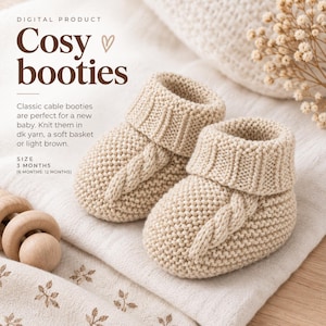 Può includere: Un paio di scarpine lavorate a maglia color beige chiaro con un motivo a treccia sul davanti e un bordo a coste. Il testo sull'immagine recita: DIGITAL PRODUCT Cosy booties, Classic cable booties are perfect for a new baby. Knit them in dk yarn, a soft basket or light brown. SIZE 3 MONTHS (6 MONTHS: 12 MONTHS).