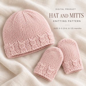 Könnte beinhalten: Eine hellrosa Strickmütze und ein Paar passende Fäustlinge mit einem strukturierten Zopfmuster-Rand. Der Text lautet: DIGITAL PRODUCT HAT AND MITTS KNITTING PATTERN SIZE 0-3 (3-6; 6-12) months. Die Artikel liegen auf einem weichen Stoff.