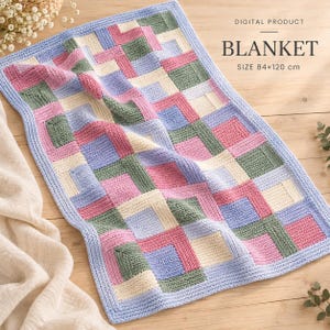 Peut inclure: Une couverture au crochet avec un motif géométrique de carrés entrelacés en bleu clair, rose, crème et vert sauge. La couverture a une bordure bleu clair et porte le texte DIGITAL PRODUCT BLANKET SIZE 84x120 cm.