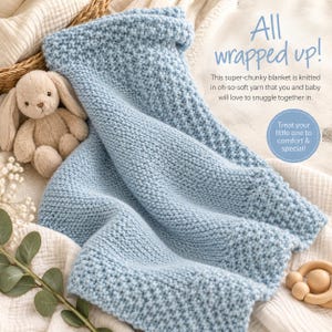 Könnte beinhalten: Eine hellblaue, grob gestrickte Decke mit einer strukturierten Kraus-rechts-Strickoptik. Das Bild enthält den Text: All wrapped up! This super-chunky blanket is knitted in oh-so-soft yarn that you and baby will love to snuggle together in.