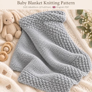 Könnte beinhalten: Eine Strickanleitung für eine Babydecke mit dem Titel Baby Blanket Knitting Pattern. Das Dokument gibt eine Größe von 68x85cm an und ist auf Englisch. Das Design zeigt einen hellblauen Strickstoff mit einer strukturierten Oberfläche.