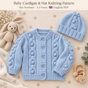 Könnte beinhalten: Eine hellblaue Strickjacke und eine passende Mütze für Babys mit Zopfmuster und Noppendetails. Die Strickjacke hat fünf Knöpfe auf der Vorderseite. Der Text oben lautet: Baby Cardigan & Hat Knitting Pattern, Size Newborn - 2-3 Years, English PDF.