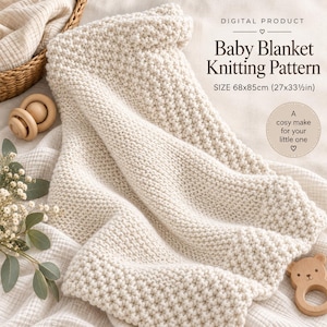Op de afbeelding: Een crèmekleurige gebreide babydeken met een gestructureerd breipatroon. De tekst luidt: DIGITAL PRODUCT, Baby Blanket Knitting Pattern, SIZE 68x85cm (27x33½in), A cosy make for your little one. Inclusief een houten rammelaar en wat groen.