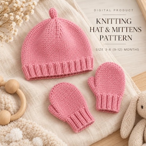 Könnte beinhalten: Eine rosa Strickmütze mit einem kleinen Knoten an der Spitze und ein Paar passende rosa Strickfäustlinge. Der Text lautet: DIGITAL PRODUCT KNITTING HAT & MITTENS PATTERN SIZE 3-6 (9-12) MONTHS. Die Artikel liegen auf einem hellen Stoff.