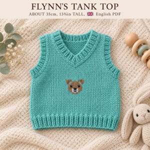 Op de afbeelding: Een teal gebreide tanktop met V-hals en een kleine bruine berengezicht-borduursel in het midden. De tekst bovenaan luidt FLYNN'S TANK TOP, ABOUT 35cm, 13.75in TALL, English PDF. Het kledingstuk heeft een geribbelde halslijn en zoom.