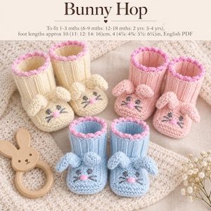 Puede incluir: Tres pares de patucos de bebé tejidos en crema, rosa y azul claro, con cara de conejo, orejas caídas, nariz rosa y bigotes. El texto dice Bunny Hop, para 1-3 meses a 3-4 años, longitudes de pie de 10 a 16 cm, archivo PDF en inglés.