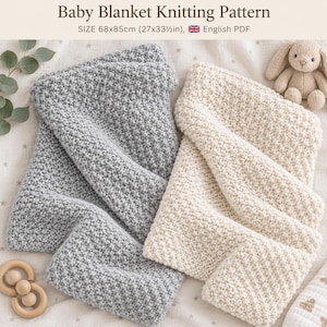 Peut inclure: Un modèle de tricot numérique pour couverture de bébé intitulé Baby Blanket Knitting Pattern, montrant deux couvertures texturées en gris et crème, un lapin en peluche beige et un anneau en bois, dimensions 68x85cm.