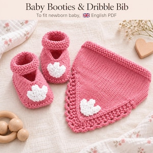 Può includere: Un paio di scarpine lavorate a maglia rosa per neonati e una bavaglina triangolare abbinata, ciascuna con un'applicazione bianca a tre lobi. Il testo in alto recita Baby Booties & Dribble Bib To fit newborn baby, English PDF.
