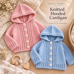 Può includere: Due cardigan lavorati a maglia con cappuccio in rosa e azzurro, ciascuno con cinque bottoni bianchi, un motivo a trecce testurizzato lungo l'abbottonatura e polsini a coste. Il testo recita: DIGITAL PRODUCT Knitted Hooded Cardigan SIZE 0-6 months.