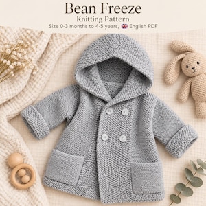 Puede incluir: Una chaqueta de punto gris claro con capucha, mangas largas, dos bolsillos delanteros y cierre de doble botonadura. El texto Bean Freeze Knitting Pattern Size 0-3 months to 4-5 years, English PDF aparece en la parte superior.