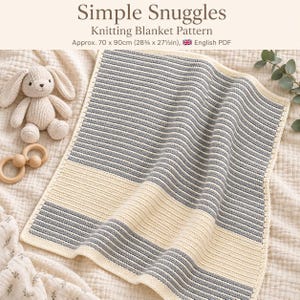 Puede incluir: Un patrón de manta de punto titulado Simple Snuggles, que mide aproximadamente 70 x 90 cm. La manta presenta un diseño a rayas en crema y gris, acompañada de un juguete de conejo tejido y un juguete de anillo de madera.