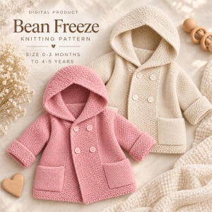 Peut inclure: Un patron de tricot numérique intitulé Bean Freeze pour les tailles 0-3 mois à 4-5 ans. L'image présente deux vestes en tricot à capuche et double boutonnage avec poches avant et revers, l'une en rose tendre et l'autre en couleur crème.