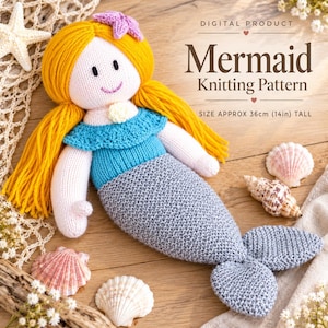 Puede incluir: Una muñeca sirena tejida con cabello de lana amarilla, un accesorio de estrella de mar morada, un top azul y una cola gris. El texto dice: DIGITAL PRODUCT Mermaid Knitting Pattern SIZE APPROX 36cm (14in) TALL. La muñeca está rodeada de conchas.