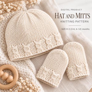 Può includere: Un berretto lavorato a maglia color crema e un paio di muffole abbinate con un motivo a trecce testurizzato sui polsini. Il testo recita: DIGITAL PRODUCT HAT AND MITTS KNITTING PATTERN SIZE 0-3 (3-6; 6-12) months. Gli articoli sono in filato.