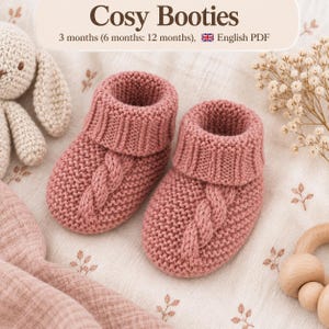 Könnte beinhalten: Ein Paar altrosa gestrickte Babyschuhe mit kraus rechts gestrickter Textur und einem zentralen Zopfmuster auf der Vorderseite. Der Text oben lautet Cosy Booties, 3 months (6 months: 12 months), English PDF, begleitet von einem kleinen Flaggensymbol.