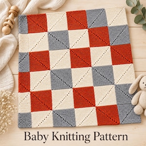 Könnte beinhalten: Eine quadratische Strickdecke mit einem geometrischen Patchwork-Muster aus abwechselnden cremefarbenen, rostorangen und schiefergrauen Quadraten. Jedes Quadrat ist diagonal durch ein dekoratives Lochmuster unterteilt. Der Text lautet Baby Knitting Pattern.