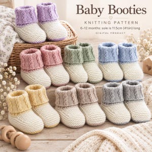Op de afbeelding: Een digitaal breipatroon voor babyslofjes, met de tekst Baby Booties, Knitting Pattern, 6-12 months: sole is 11.5cm (4.5in) long, Digital Product. De afbeelding toont meerdere paren gebreide babyslofjes in verschillende kleuren.