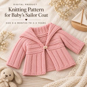 Puede incluir: Un patrón de tejido digital para un abrigo de marinero para bebé, talla de 0-6 meses a 2-3 años. La imagen muestra un abrigo tejido en color rosa con un cuello grande, mangas largas y un cierre de un solo botón de madera al frente.