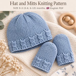 Może przedstawiać: Jasnoniebieska dzianinowa czapka i pasująca para rękawiczek z teksturowanym wzorem warkoczowym na brzegu. Tekst na górze brzmi Hat and Mitts Knitting Pattern, SIZE 0-3 (3-6; 6-12) months, English PDF. Przedmioty są umieszczone na miękkiej tkaninie.