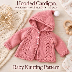Può includere: Un cardigan lavorato a maglia con cappuccio color rosa polvere con un pon-pon bianco sul cappuccio, caratterizzato da un motivo a trecce a forma di foglia sui pannelli frontali, maniche lunghe con polsini a coste e tre piccoli bottoni bianchi. Il testo recita Hooded Cardigan 0-6 months 6-12 months 1-2 years Baby Knitting Pattern.