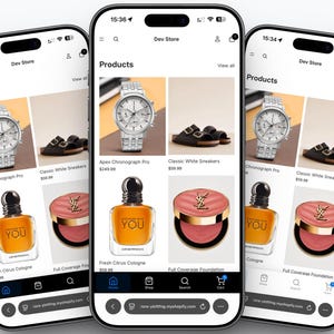 Op de afbeelding: Drie smartphones met een e-commerce app-interface. De app toont producten zoals een zilveren polshorloge, zwarte sandalen, een fles citrus cologne en een blush compact. De app heet "Dev Store".