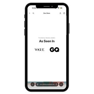 Può includere: Uno smartphone mostra una pagina web con il testo "Trusted by industry leaders" e "As Seen In" sopra i loghi di Vogue e GQ. Lo schermo è bianco con testo e loghi neri. Il telefono ha un bordo nero.